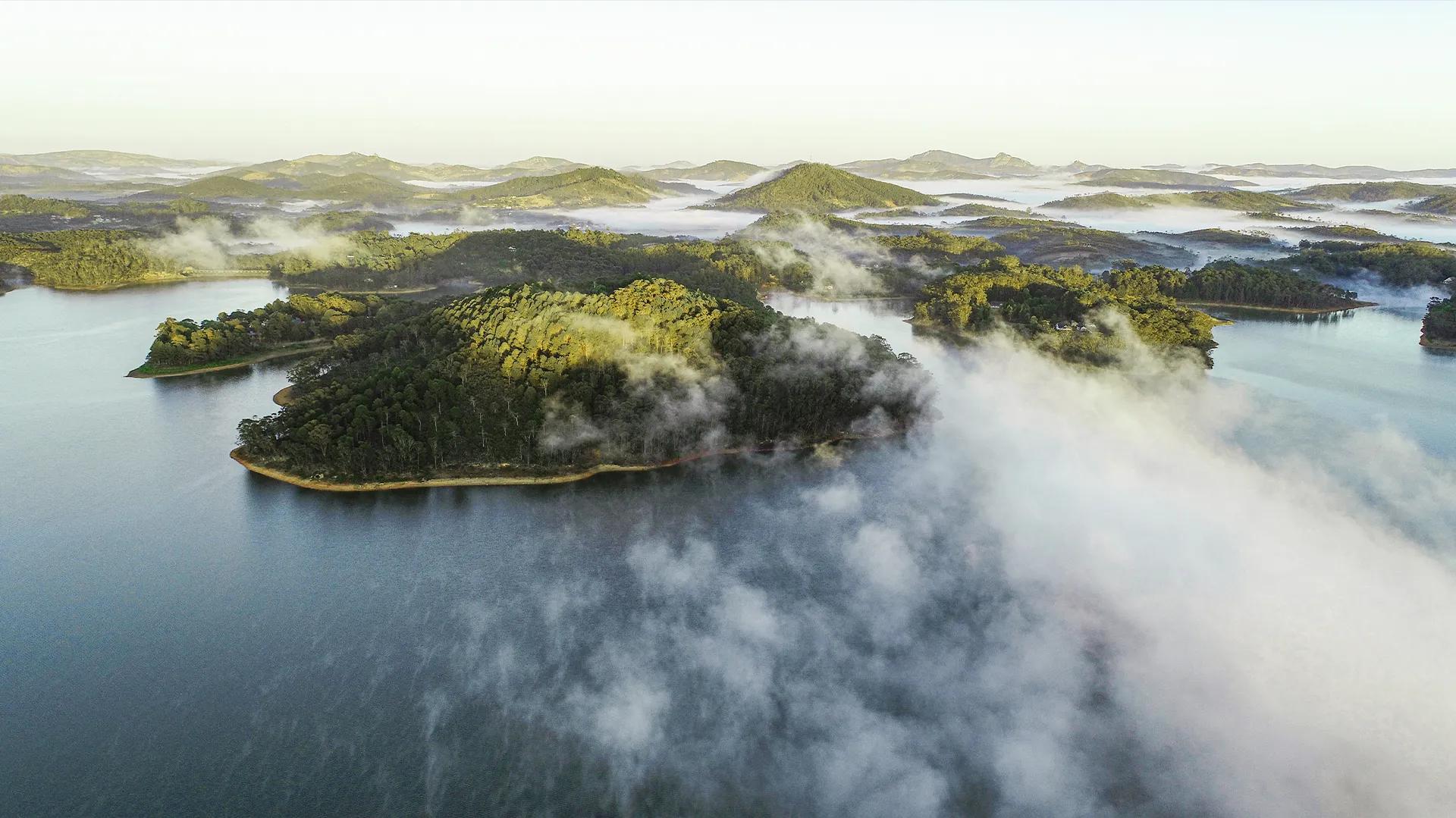 Lac de Mantasoa avec une vue de drône avec les nuages 