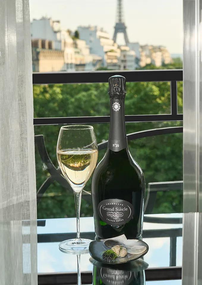 Dégustation de bouchée à base de caviar, avec coupe de champagne Grand Siècle Laurent Perrier et vue sur la Tour Eiffel
