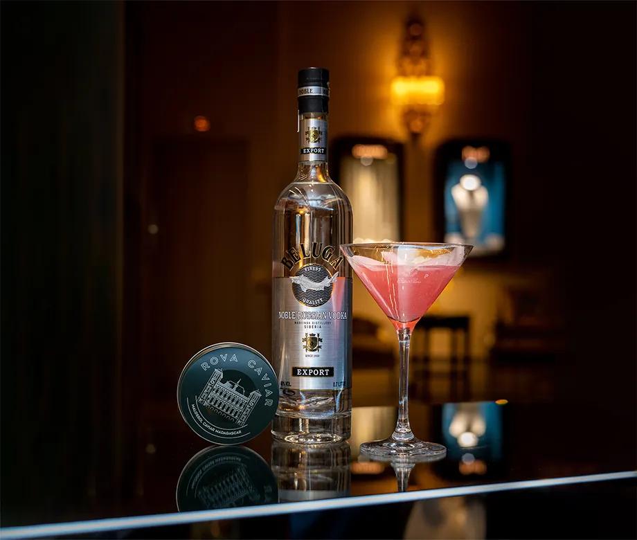 Dégustation d'un cocktail à base de Vodka Beluga et boîte de caviar