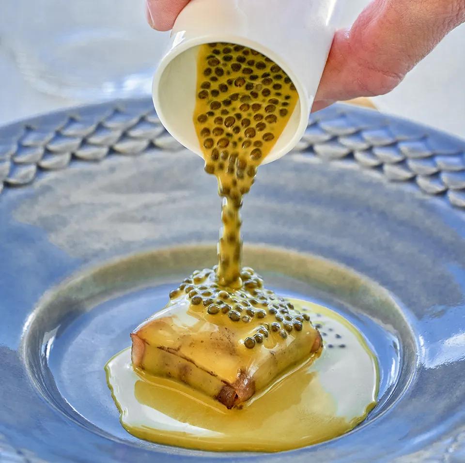 Service de sauce au caviar Shipova sur une pièce de thon rouge