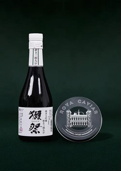 Bouteille de saké et boîte de caviar