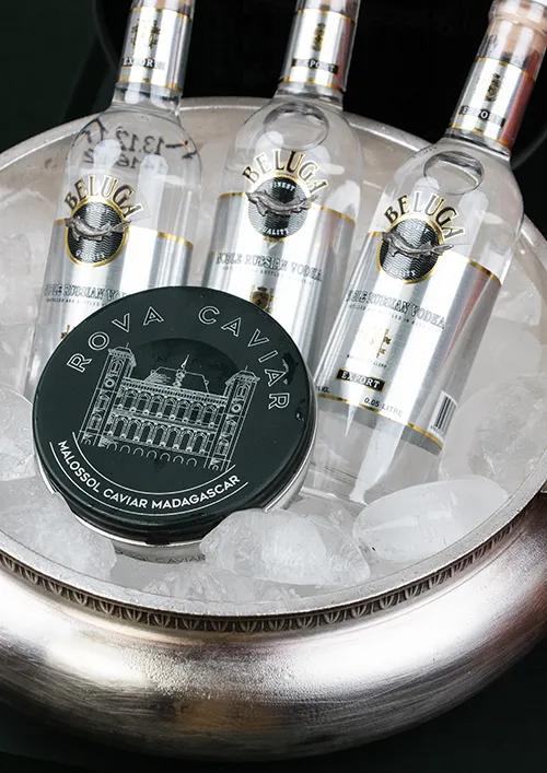 Trois mignonnettes de vodka avec boîte de caviar