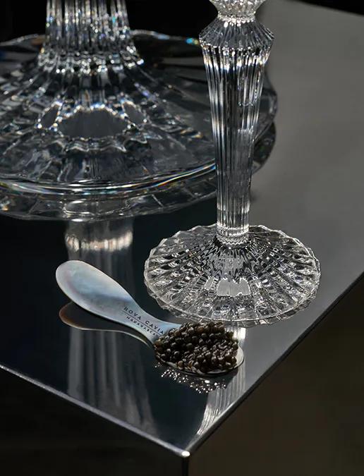 Cuillère de caviar et cristallerie