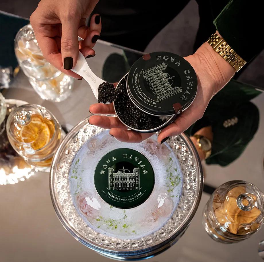 Tasting of a Rova Caviar box with a mirrored chest