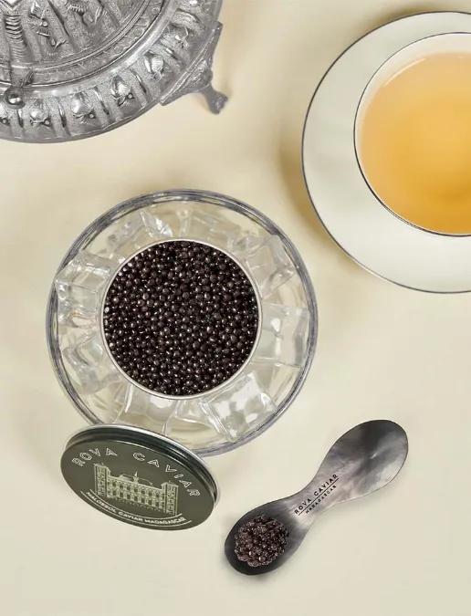 Vue de haut d'une dégustation de thé et de caviar Osciètre