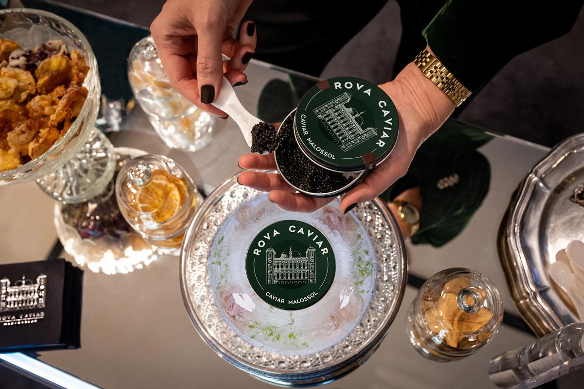 Tasting of a Rova Caviar box with a mirrored chest