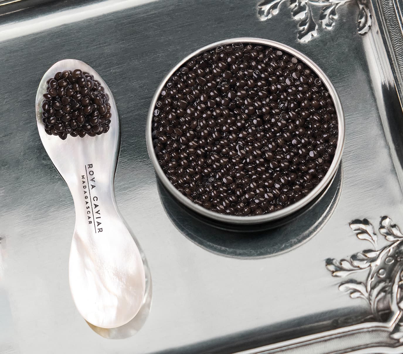 Boîte de caviar et cuillère en nacre sur un plateau en argent