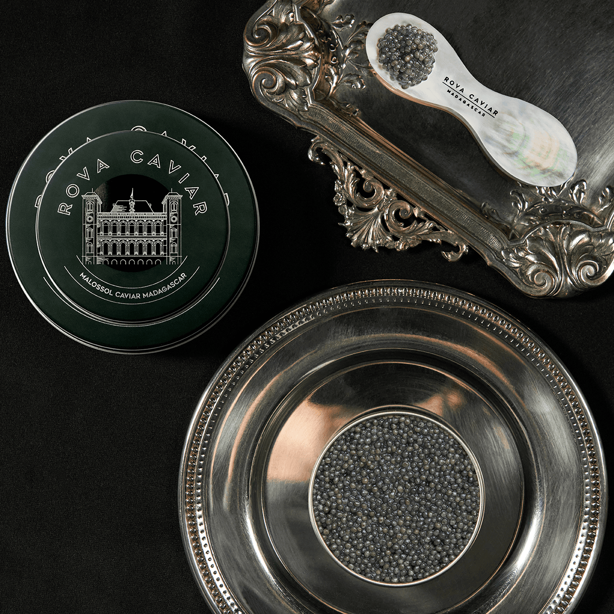 Boîte de caviar sur dôme de glace