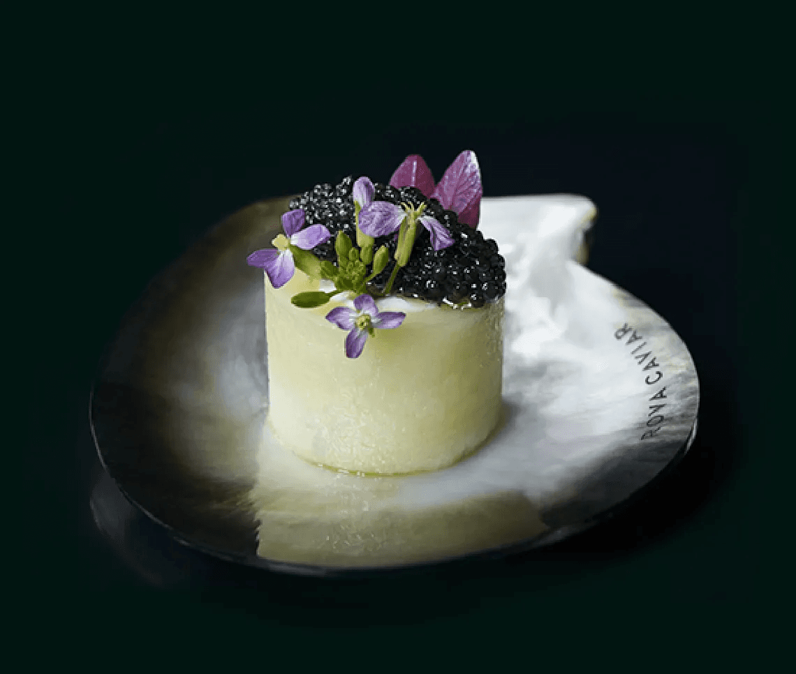 Recette de bouchée à la pomme de terre et caviar Rova avec fleur comestible