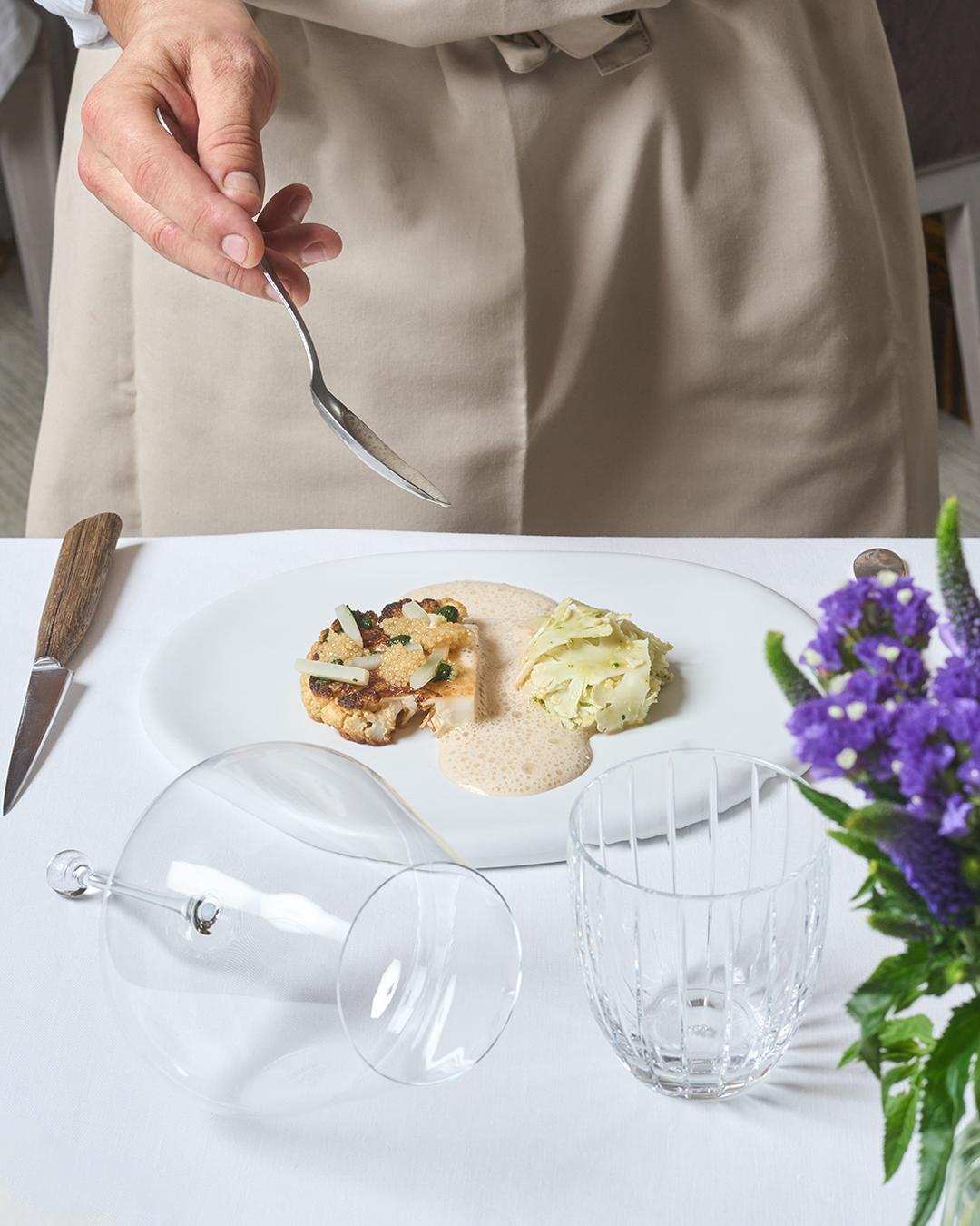 Boîte de caviar Shipova aux teintes claires ouverte sur lit de glaçon