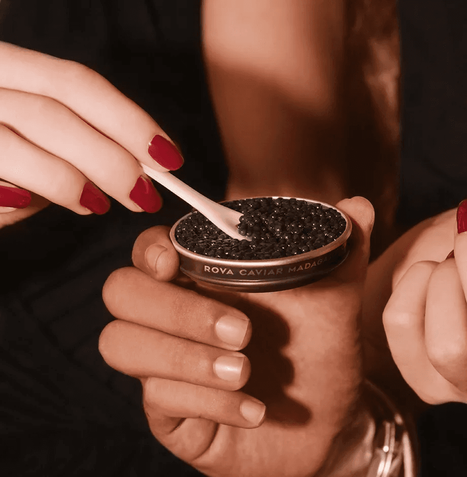 Dégustation d'une boîte de caviar à deux