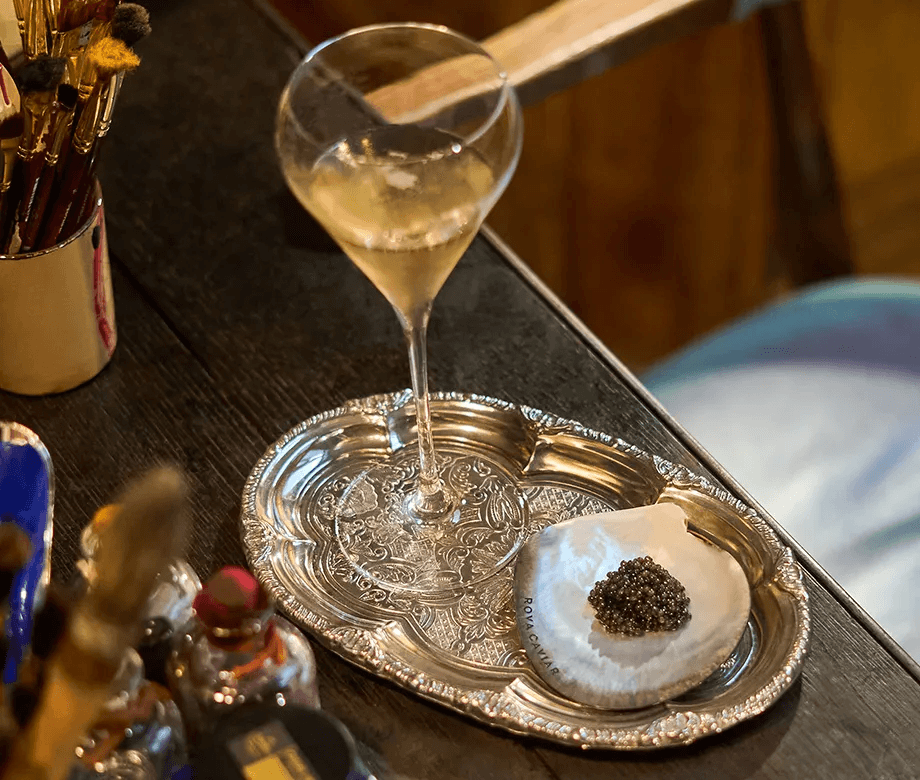 Dégustation de caviar et champagne dans un atelier 