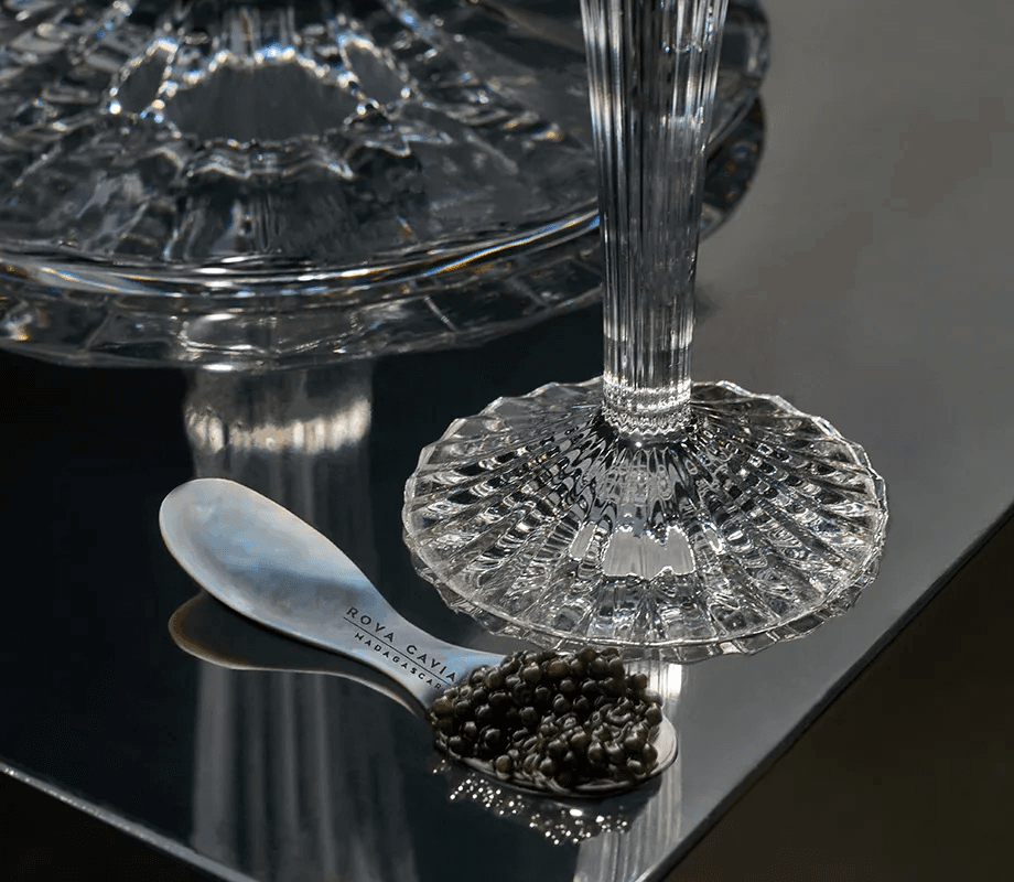 Cuillère de caviar et cristallerie