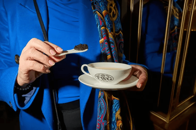 Dégustation de thé TWG avec une cuillère de caviar