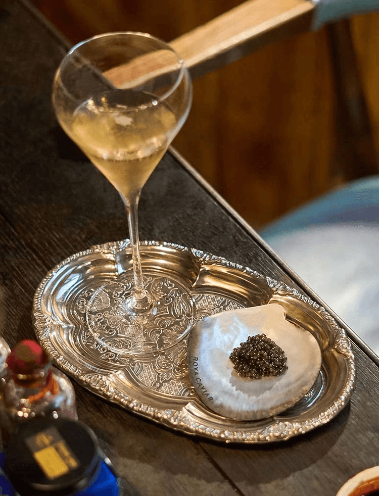 Dégustation de caviar et champagne dans un atelier 