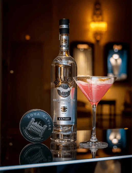 Dégustation d'un cocktail à base de Vodka Beluga et boîte de caviar