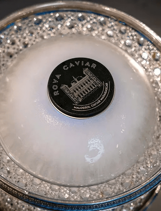 Dôme de glace lumineux, boîte de caviar fermée et argenterie