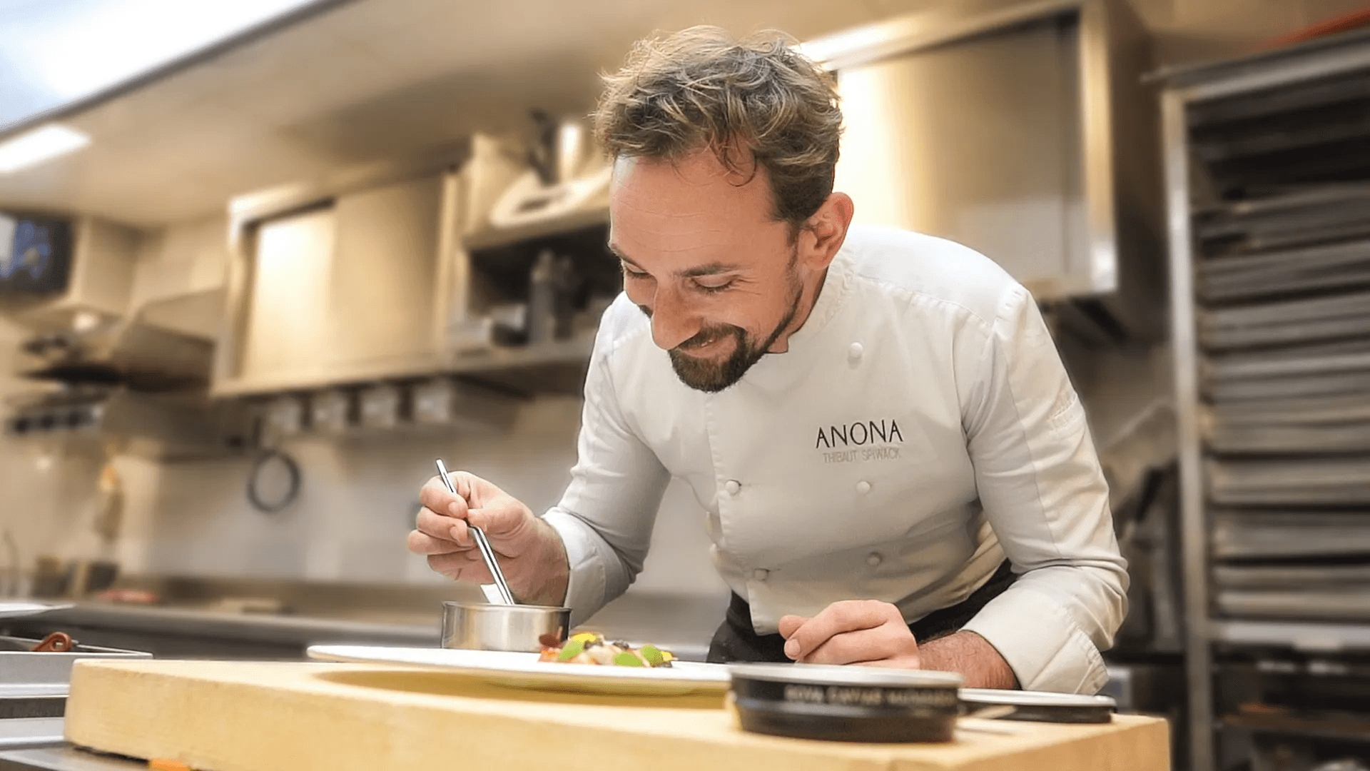 Portrait du Chef Thibaut Spiwack en train de cuisiner