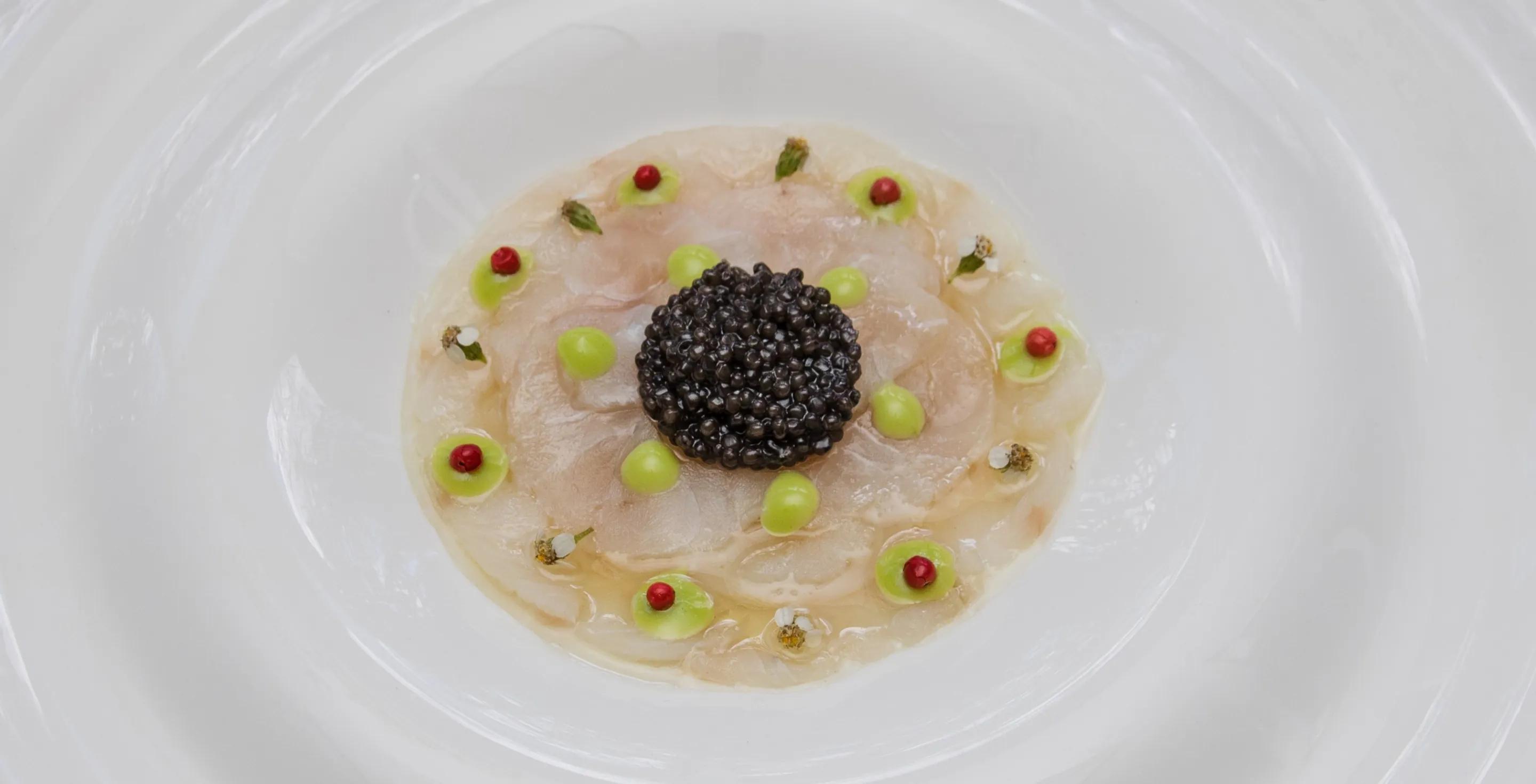 Carpaccio de Noix de Saint-Jacques avec du caviar Baeri