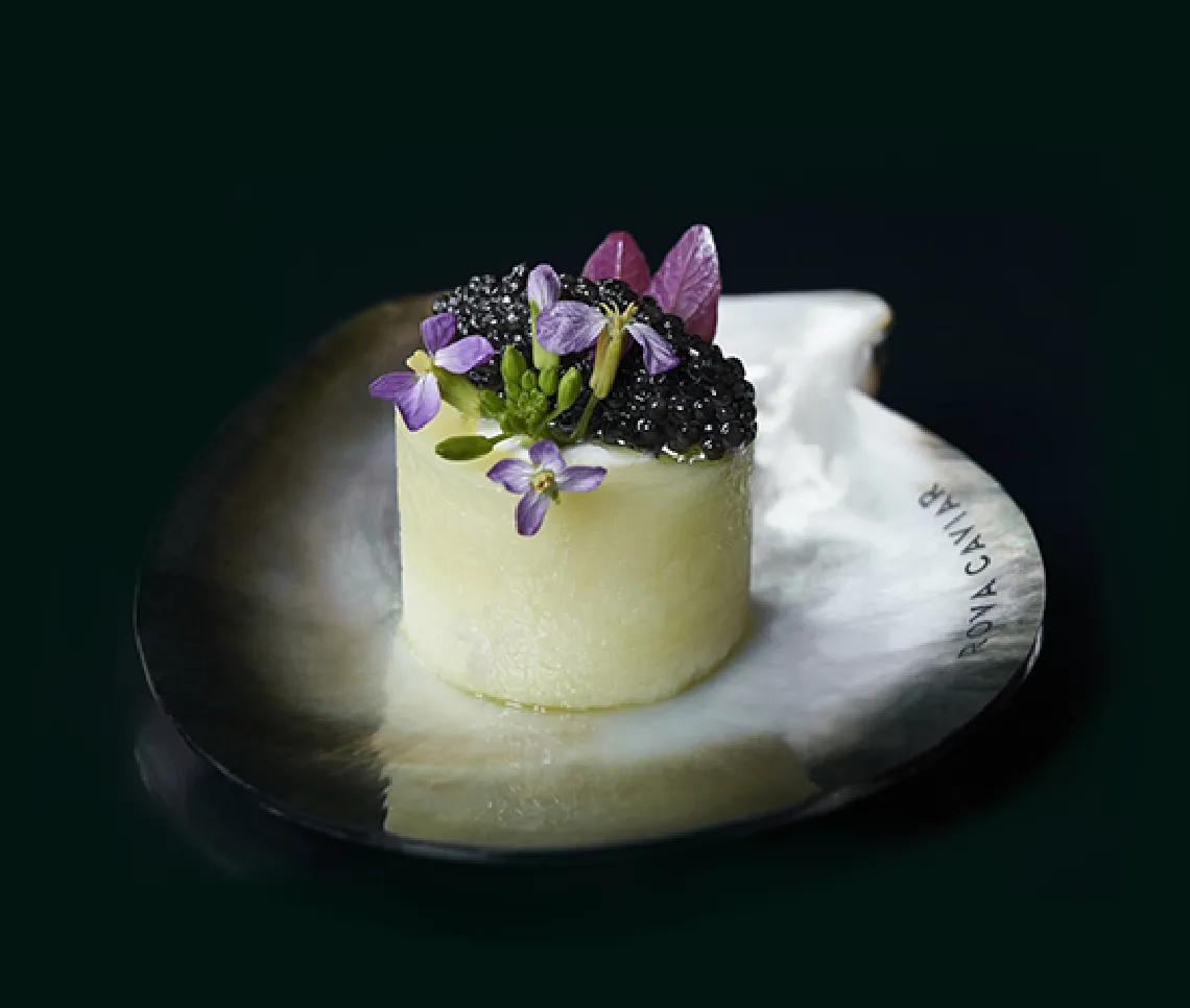 Recette de bouchée à la pomme de terre et caviar Rova avec fleur comestible