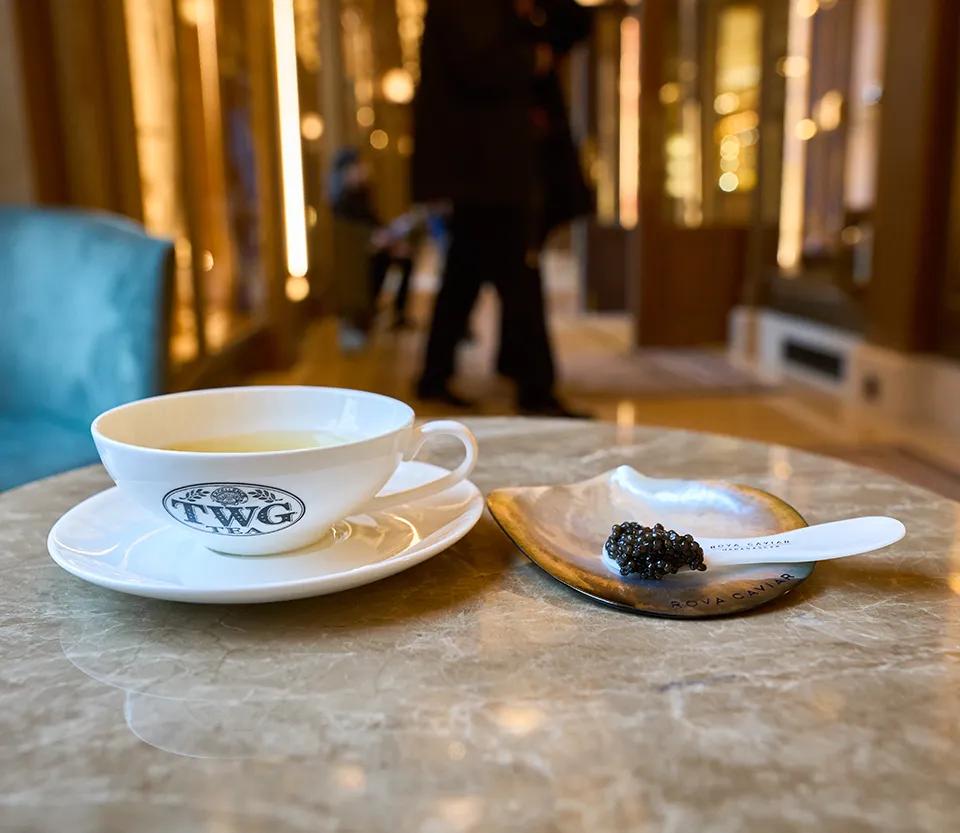 Dégustation de thé TWG avec une coupelle et une cuillère à caviar