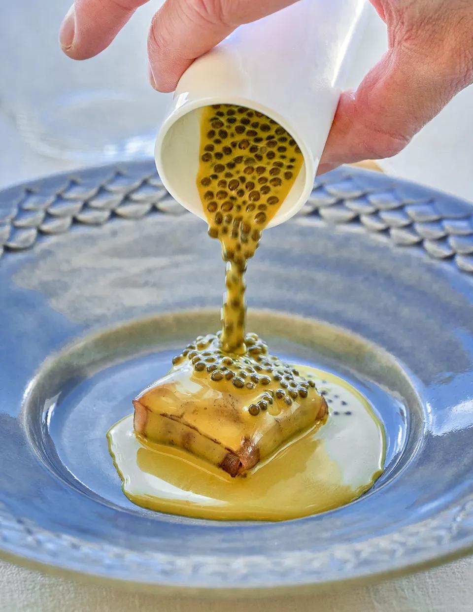 Service de sauce au caviar Shipova sur une pièce de thon rouge